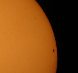 Přechod Merkuru a sluneční skvrna. Zdroj: NASA.