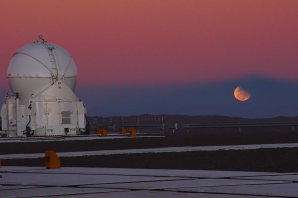 Zatmění Měsíce ve stínu Země v srpnu 2008 z observatoře Paranal. Autor: ESO