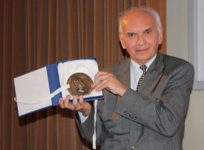 Luboš Kohoutek přebírá Nušlovu cenu za rok 2010 Autor: Miloš Podařil