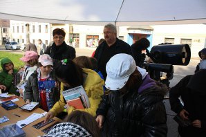 Doprovodný program v rámci Podzimního knižního veletrhu v Havlíčkově Brodě; astronomický stan Pobočky Vysočina ČAS před vchodem do Kulturního domu Ostrov. Autor: Miloš Podařil