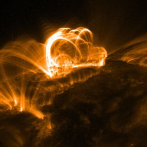 Snímek sluneční erupce pořízený v měkké rentgenové oblasti. Tato erupce se zažehla v září 2005 a byla fotografována americkou družicí TRACE. Patrné jsou poerupční smyčky, podél nichž se šíří svazky elektronů a při svém brždění vydávají rentgenové záření Autor: NASA/LMSAL