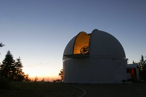 Přehlídkový dalekohled na Mt. Lemmon Autor: Catalina Sky Survey, University of Arizona.