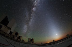 Zvířetníkové světlo a Mléčná dráha na observatoři Paranal v Chile Autor: Yuri Beletsky