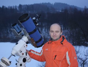 Vlastimil Musil se svou astrofotografickou výbavou. Autor: Vlastimil Musil, ČAM.