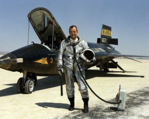 Pilot William Harvey Dana před letounem North American X-15 Autor: http://www.nasa.gov