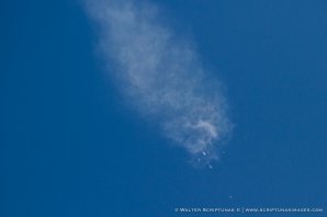 Trosky po explozi rakety Falcon 9 Autor: Spaceflightnow.com/Walter Scriptunas