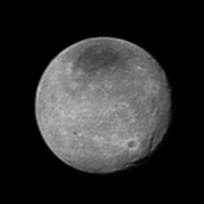 Charon ze vzdálenosti 2,5 milonů km. Autor: New Horizons, NASA.