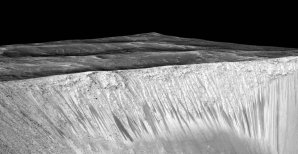 Model stop stékající vody po stěně kráteru Garni, složený za pomoci dat z přístroje HiRISE na družici MRO. Kanálky mají délku řádově stovek metrů. Autor: spaceflightnow.com