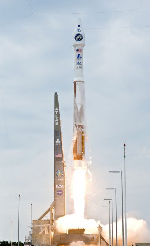 Start rakety Atlas 5 v konfiguraci 4-0-1, v níž bude vynášet i lodě Cygnus (4 metry průměr aerodynamického krytu nákladu, 0 pomocných motorů SRB, 1 motor na horním stupni Centaur). Autor: Wikipedia