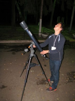 Medailista Jaromír Mielec před pozorovacím kolem. Autor: Astronomická olypmiáda