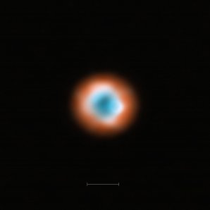 Přechodový disk kolem hvězdy DoAr 44: tento záběr vzniklý rekonstrukcí dat získaných pomocí radioteleskopu ALMA přináší pohled na prachovou (oranžová) a plynnou (modrá) složku v disku kolem hvězdy DoAr 44. Proluka ve vnitřní části disku je interpretována jako známka přítomnosti hmotné planety obíhající kolem hvězdy. Měřítko ve spodní části snímku odpovídá průměru oběžné dráhy Neptunu ve Sluneční soustavě, tedy asi 60 AU. Autor: ALMA (ESO/NOAJ/NRAO)