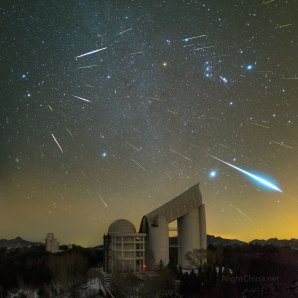 Geminidy nad observatoří Xinglong. Autor: Steed Yu and NightChina.net.