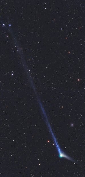 Překrásně zachychycená kometa C/2013 US10 Catalina. Na obrázku najdete i dvě galaxie promítající se na pozadí na konci jejího ohonu. Autor: Garald Rhemann