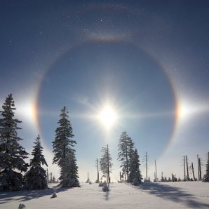 Halové jevy na diamantovém prachu - malé halo, parhelia, horní dotykový a Parryho oblouk. Krkonoše, 23. 1. 2014. Autor: Pavel Taclík