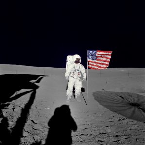 Edgar Mitchell u americké vlajky na povrchu Měsíce Autor: NASA