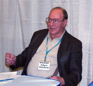 Edgar Mitchell v roce 2009 na akci SpaceFest v Kalifornii Autor: wikipedia