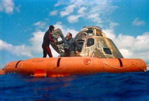 Edgar Mitchell opouští Apollo 14 po přistání v oceánu Autor: NASA