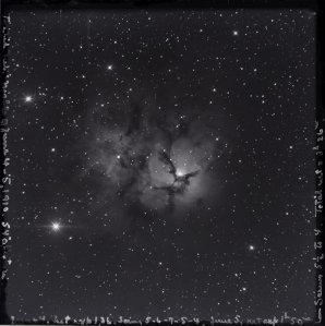 Snímek mlhoviny M20 Trifid  pořízený 60-palcovým reflektorem hvězdárny na Mount Wilson 4. - 5. června 1910 Autor: Mount Wilson Observatory