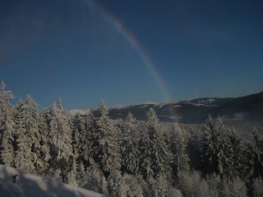 Duha při mrazu nad sjezdovkou. Přední Žalý, Krkonoše, 13. ledna 2009. Autor: Milan Černý