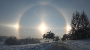 Malé halo, parhelia, horní dotykový oblouk, halový sloup aj. Chuchelna, 18. ledna 2016. Autor: Miroslav Erlebach