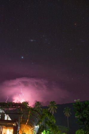 Bouře s Orionem nad Halmaherou. Autor: Petr Horálek