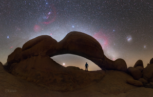 Jedna z mnoha fascinujících fotografií z dílny Petra Horálka. Nejenže zachycuje Venuši společně se skvosty jižní oblohy, ale především spojuje člověka, krajinu a omamnou krásu světlem neznečistěného nočního nebe. Autor: Petr Horálek