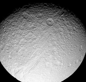 Saturnův ledový měsíc Tethys Autor: NASA