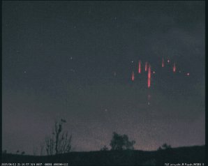 Skupina sloupovitých Red sprites nad Polskem. Autor: Martin Popek