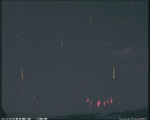 Vzdálené Red sprites a první meteory z roje Perseid. Autor: Martin Popek