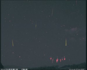 Vzdálené Red sprites a první meteory z roje Perseid. Autor: Martin Popek