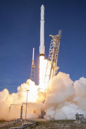 Start rakety Falcon 9 s lodí Dragon 8. 4. 2016 Autor: spaceflightnow.com