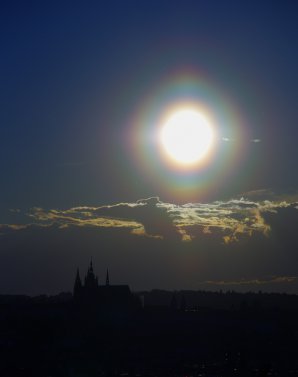 Pylová koróna kolem Slunce nad Prahou 20. května 2013. Autor: Tomáš Tržický