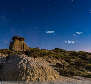 Seskupení Marsu, Saturnu a hvězdy Antares nad Dinosaur Provincial Park v Kanadě. Autor: Alan Dyer.