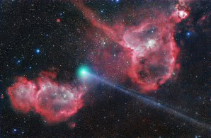 Kometa C/2014 E2 (Jacques) s mlhovinami v pozadí na fotografii Michaela Jägera Autor: Michael Jäger