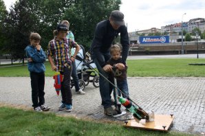 Západočeská pobočka ČAS předvádí dětem experiment s raketou. Autor: Josef Jíra.