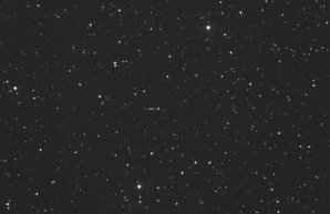 Dlouho očekávaná proměnná hvězda v souhvězdí Delfína (vyznačena šipkou) nasnímána přes sekční set. Autor: Sekce proměnných hvězd a exoplanet