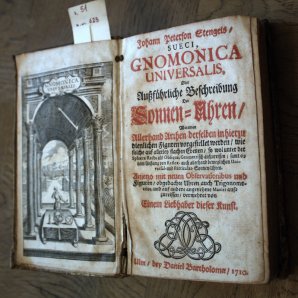 Tytulní strana Gnomonica Universalis - příručka pro konstrukci slunečních hodin z roku 1710 Autor: Pavel Uhrin