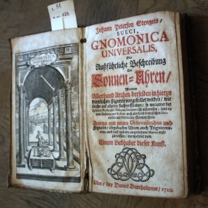 Tytulní strana Gnomonica Universalis - příručka pro konstrukci slunečních hodin z roku 1710 Autor: Pavel Uhrin