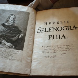 Heveliova Selenographia s vlastnoručním věnováním Autor: Pavel Uhrin