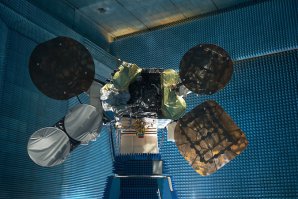 Družice Amos 6 během pozemních testů Autor: spaceflightnow.com