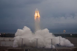 Vzlet prototypu lodi Crew Dragon během Pad Abort Testu v květnu 2015 Autor: SpaceX