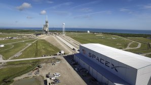 Poblíž rampy 39A již najdeme hangár s logem SpaceX Autor: NASA