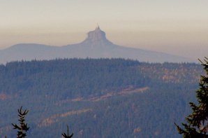 Na hranici inverze docházelo k lomu a deformaci obrazu Ještědu, pořízeno z Krkonoš 20. 10. 2012. Autor: František Kovařík