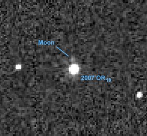 Objev satelitu u planetky 2007 OR10 Autor: NASA/ESA/W. Fraser/G. Marton