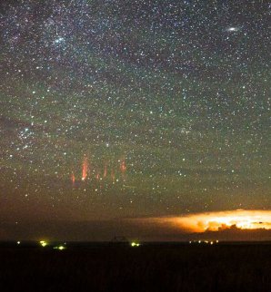 Hustotní vlny zeleného airglow a rudý skřítek nad bouří v Jižní Dakotě. Autor: Tom A. Warner