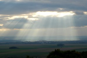 Výrazné krepuskulární paprsky v Hornomoravském úvalu 10. 10. 2016. Autor: Pavla Válová