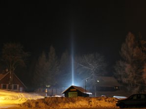 Halový sloup na ledových krystalech při umělém osvětlení. Hrabětice, 1. 2. 2011. Autor: Tomáš Tržický