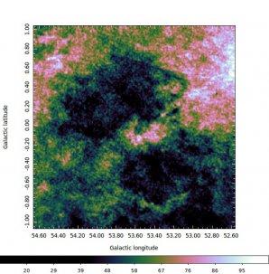 Druhý z nalezených párů srážejících se bublin, tentokráte na snímku pořízeném v čáře 21 cm, na které září neutrální vodík. Ten se nachází všude v okolí bublin, ale v místě, kde už je vodík ionizovaný - uvnitř bublin, se emise nachází jen minimálně. V místě kontaktu bublin je vidět další, neuzavřenou menší bublinu, která vznikla následkem tvorby nových hvězd. Autor: AsÚ AV ČR, MUNI Brno, VLA Galactic Plane Survey.