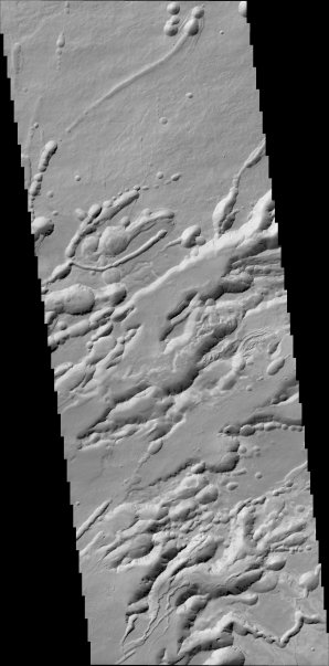 25 kilometrů široký pruh složených snímků z kamery CaSSIS zachycuje oblast Arsia Chasmata. Autor: ESA.