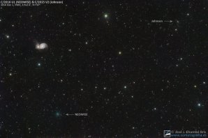 Komety C/2016 U1 NEOWISE a C/2015 V2 Johnson u proslulé Vírové galaxie v Honících psech. Kometa NEOWISE bude nejjasnější okolo Vánoc 2016 a na ranní obloze ji spatříme možná i malými dalekohledy. Kometa Johnson pak bude výrazná na přelomu června a července 2017, možná ji slabě spatříme i pouhýma očima. Autor: José J. Chambó